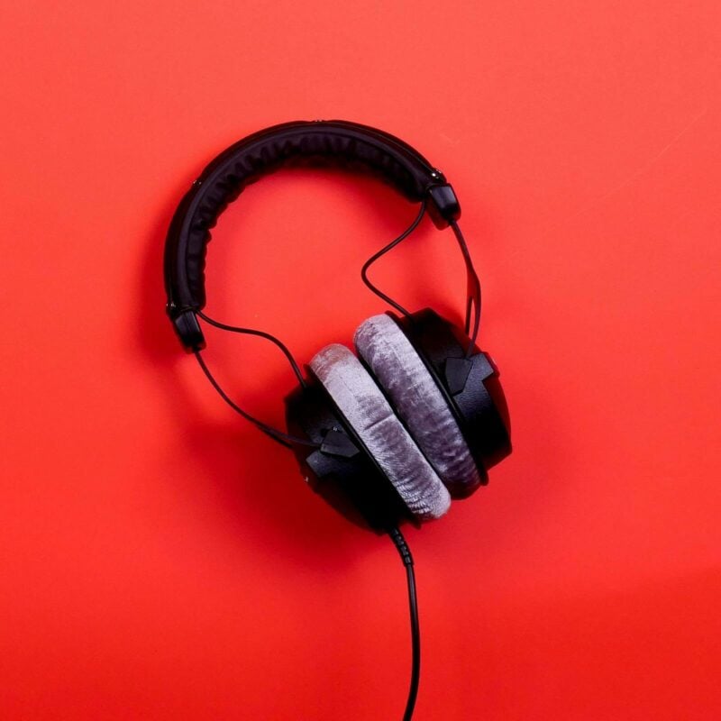 noise cancelling headphones for podcasting